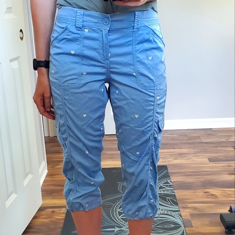 STYLE & CO LIGHT BLUE MID RISE CARGO CAPRIS WITH HEARTS..
